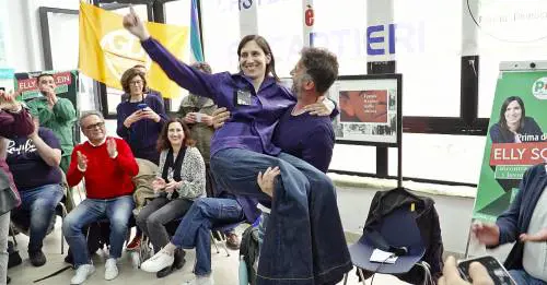 Dopo l'armocromista, l'operaio: Schlein "abbraccia" la lotta di classe (ma solo sui social)