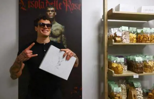 Blanco apre una pasticceria a Brescia: il bagno di folla dopo i guai