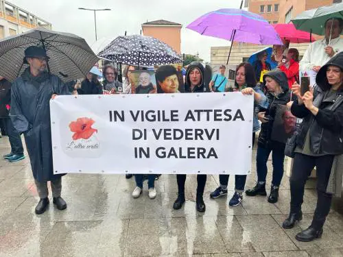 Il presidio davanti al tribunale di Brescia dove sono attesi Conte e Speranza