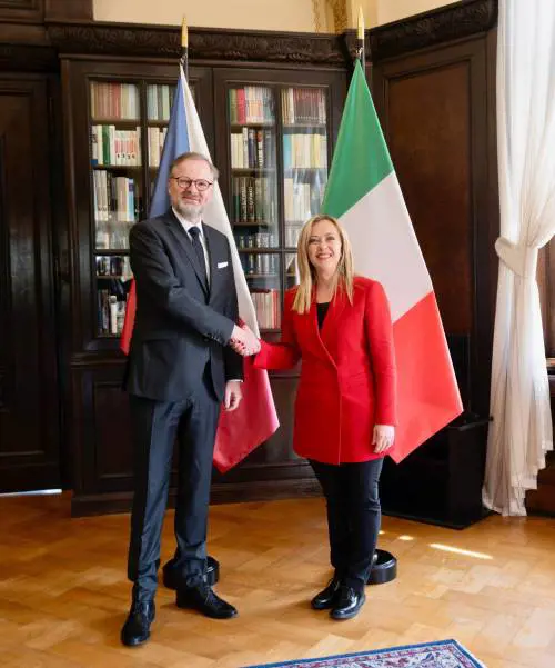 "Lotta decisa ai trafficanti". Meloni a Praga per nuovo asse sui migranti