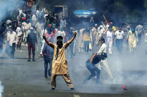 Khan in carcere, Pakistan in fiamme