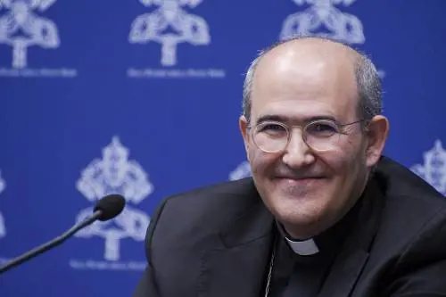 "Il poeta è un apostata. Ed è la letteratura ad attivare i nostri sensi per farci ascoltare Dio"