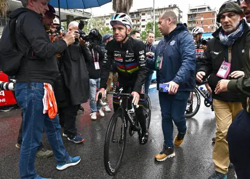 Una giornata da cani per Evenepoel nel Giro delle cadute
