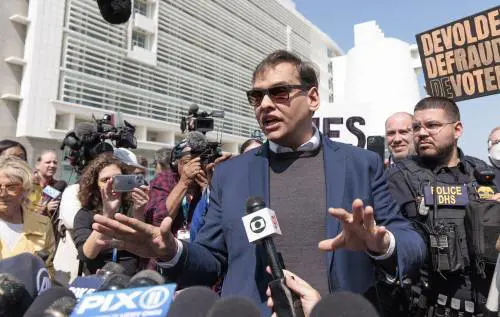Arrestato il repubblicano George Santos: su di lui 13 capi di accusa