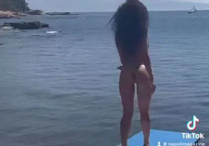 Scudetto Napoli, la Fico mantiene la promessa: bagno in bikini