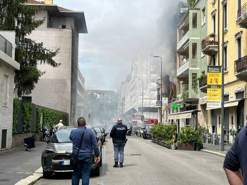 Esplosione in centro a Milano, coinvolte vetture e palazzi. "Partita da un camion di bombole di ossigeno"