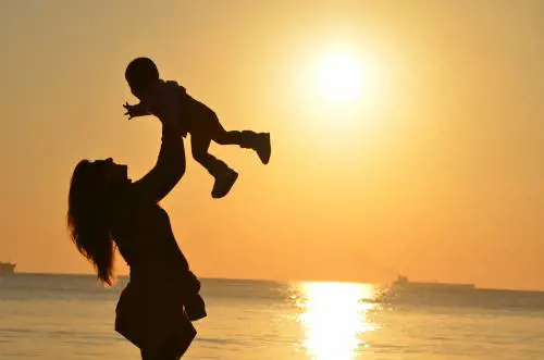 Mamme in Campania, mission impossible. Ecco cosa dice una ricerca di Save the Children