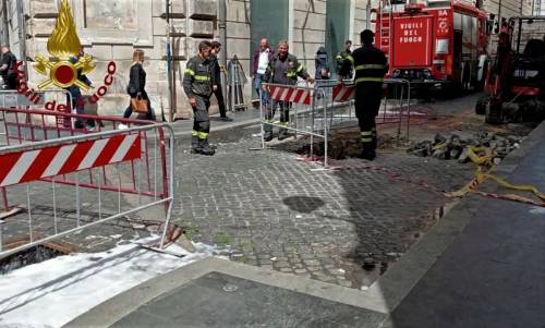 Roma, incendio ai cavi della fibra ottica: il fumo invade il ministero