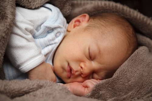 Attenzione alla "Shaken Baby Syndrome", scuotere un neonato può causare gravi danni al cervello 
