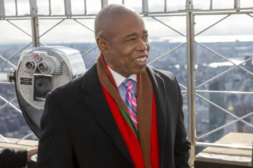 New York, è caos migranti: bufera sul sindaco dem Eric Adams