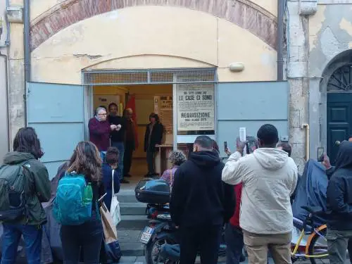 Un incontro degli attivisti davanti alla sede dell'Unione degli inquilini