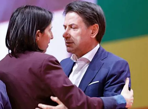 "Nessuna alleanza strutturale". Per non sparire, Conte allontana il Pd