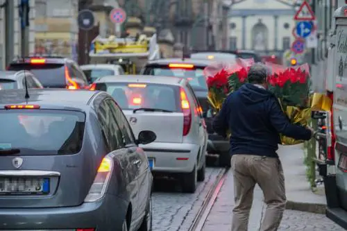 Salta lo stop ai motori diesel e benzina nel 2035: retromarcia Ue. Cosa può cambiare