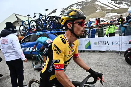 Roglic vince con la valigia in mano