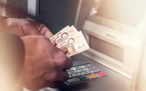 Come prelevare contanti senza una filiale bancaria: tre proposte