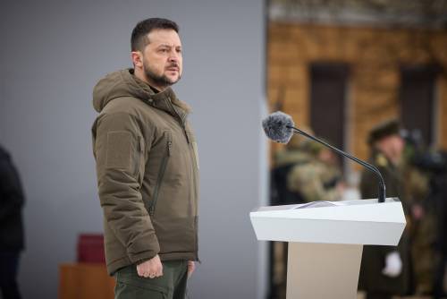 Zelensky: "Avanti verso la vittoria" Razzi nemici a Kherson e Kharkiv
