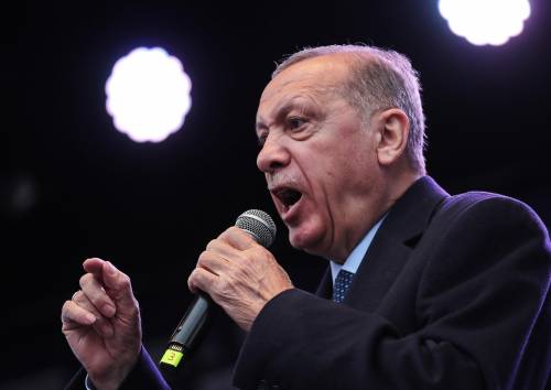 La rincorsa di Erdogan tra comizi e preghiere "Kilicdaroglu terrorista. Ma se perdo lascio"