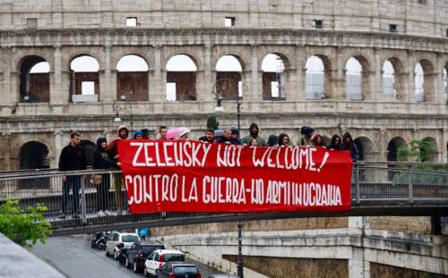 "Zelensky non sei benvenuto". Il sit-in dei giovani comunisti