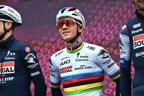 Al Giro orfano di Ganna. Evenepoel non vola più tra bacchettate e attacchi