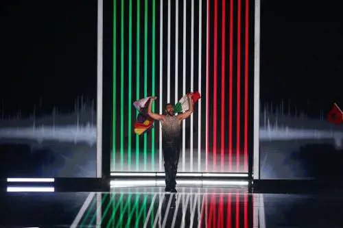 Lo spot Lgbt di Mengoni all'Eurovision: entra in gara con due bandiere