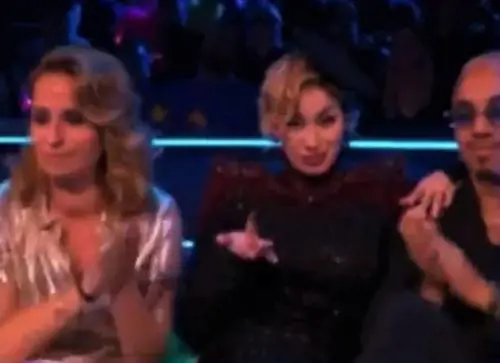 Eurovision, la Francia e quel dito medio in diretta tv: bufera social