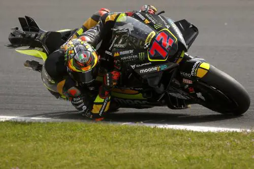 MotoGP, succede di tutto a Le Mans: trionfa Bezzecchi. Bagnaia fuori, litiga con Viñales 