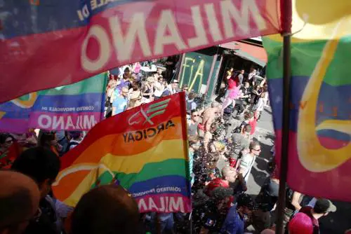 Bandiera arcobaleno in piazza Duomo