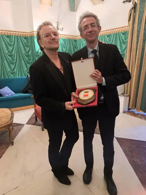 Bono Vox incanta Napoli e si commuove davanti al Cristo velato