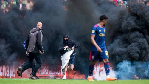Olanda, guerriglia e caos allo stadio: gara dell'Ajax annullata