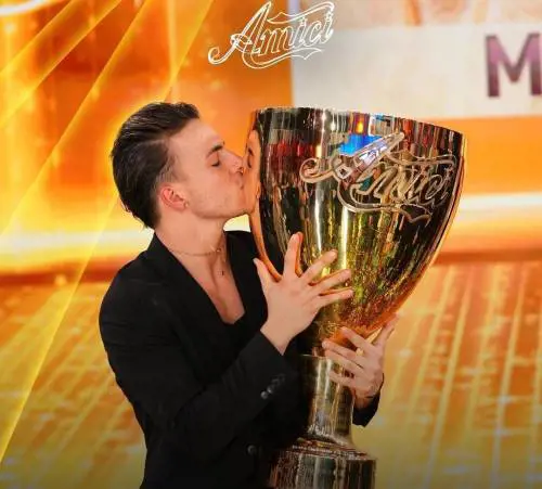 Amici 2023: il vincitore è il ballerino di latino Mattia Zenzola