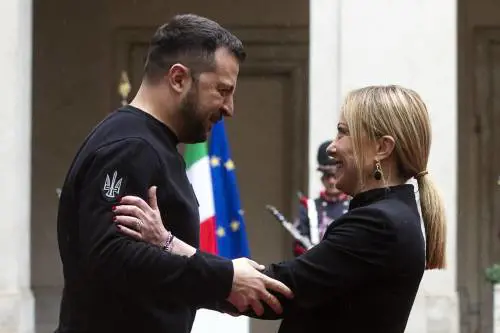 L'abbraccio con Zelensky non scioglie il nodo Nato 