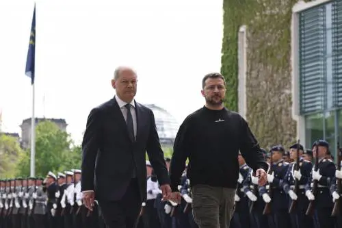 Zelensky in tour europeo prepara la controffensiva. Ma il Papa: "Basta armi"