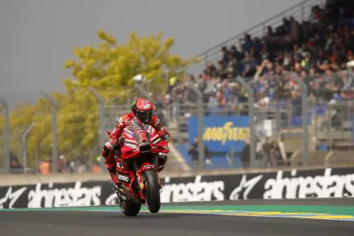 In pista vince Bezzecchi, ma sul ring di Le Mans parità tra Pecco e Viñales