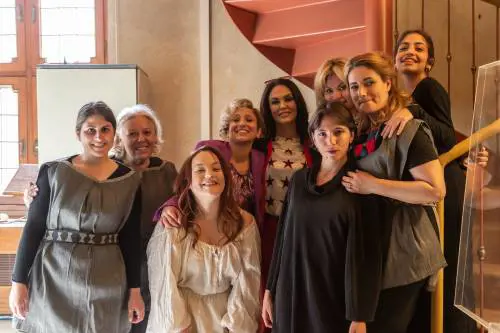 Maria Grazia Cucinotta con la regista Francesca Tricarico e le attrici ex detenute