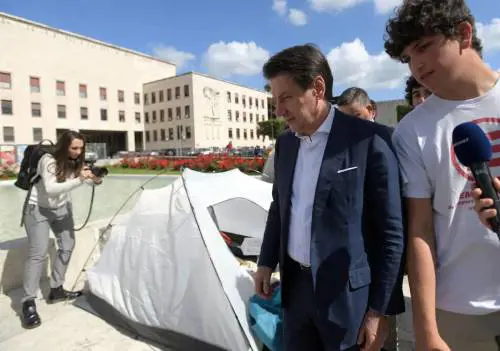 "Colpa del Superbonus...". Conte smascherato dopo la passerella con gli studenti in tenda