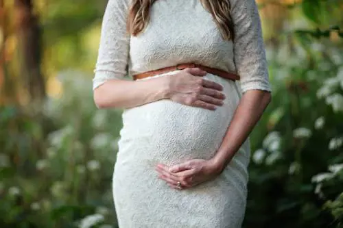 Francia, l’aborto diventa un diritto costituzionale: è il primo caso al mondo