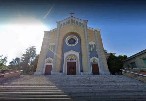Il prete esclude bimbo autistico dalla comunione. "Un malinteso, andrà dal Papa"