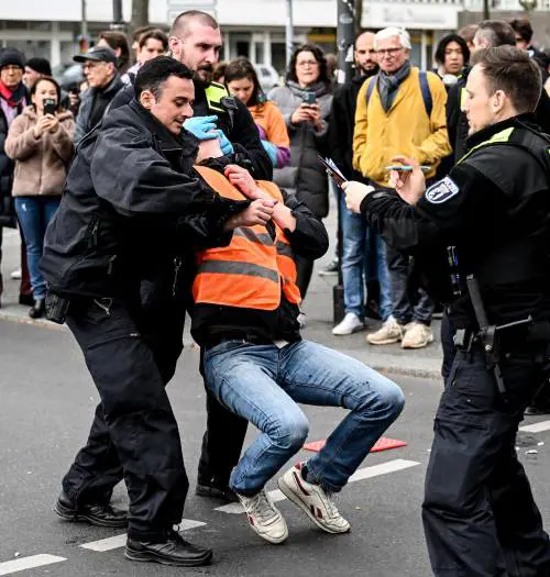 Mega blitz contro gli attivisti di Ultima Generazione. "Sono eco-terroristi, nel mirino l'oleodotto di Trieste"