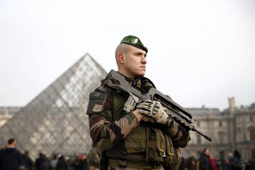 Sieropositivi nell'esercito: così Parigi prova a superare la crisi delle forze armate