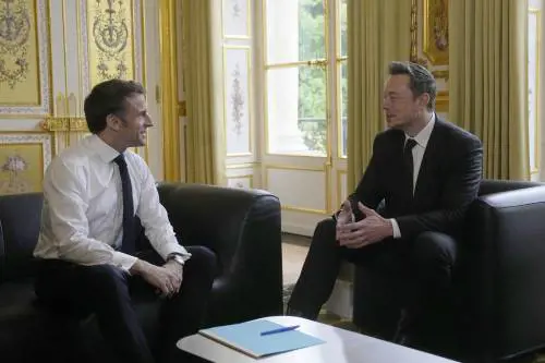 Macron tra i miliardari. E Musk va all'Eliseo come un capo di Stato