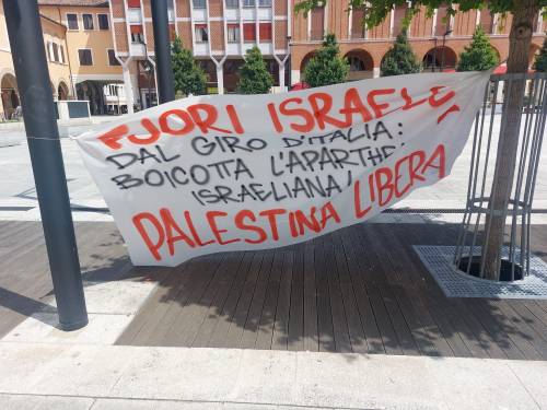Lo striscione contro Israele apparso a Cesena durante il Giro d'Italia