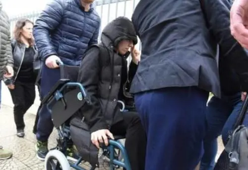 In foto, Tefta Malaj in sedia a rotelle