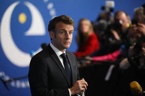 Al vertice sull'Ucraina Macron tende la mano. "Aiuto sui migranti Parlerò con Meloni"