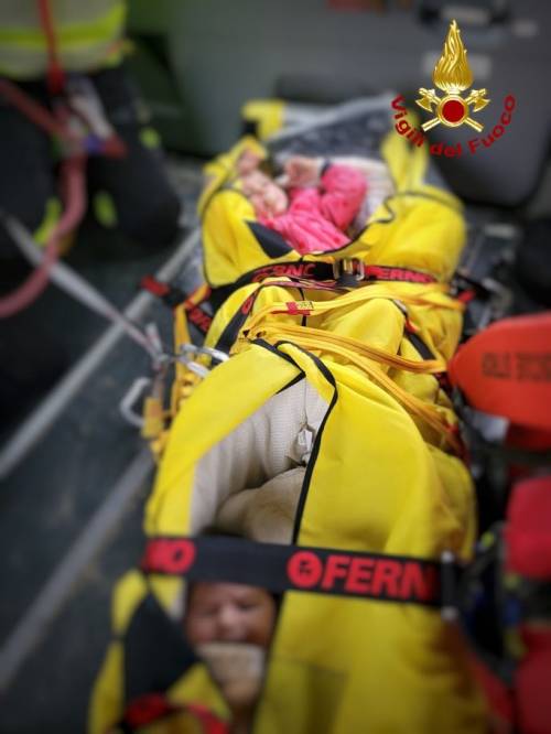 "Sono al sicuro e sorridenti". A Castrocaro Terme i vigili del fuoco salvano due neonate