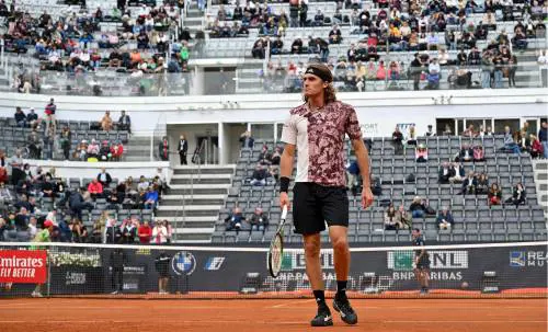 Internazionali tennis: Tsitsipas elimina Sonego e Musetti, oggi in campo Djokovic
