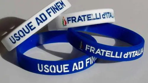 "Alunni buttati fuori per i braccialetti di Fdi". Bufera sulla prof a Siracusa