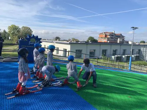 La scuola dove si scia nell'ora di ginnastica. Anche in estate
