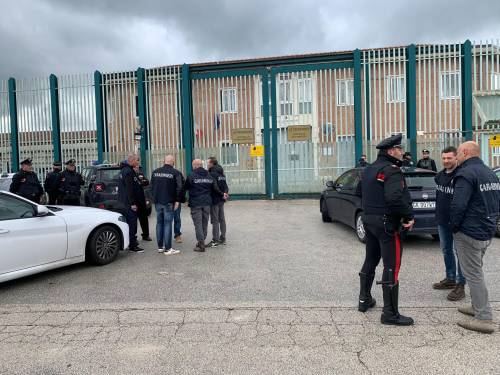 “Rivolta con mazze e olio bollente”. Due agenti feriti nel carcere di Avellino