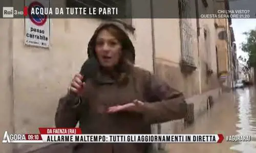 "Non lo puoi fare". La conduttrice sgrida l'inviata nell'alluvione