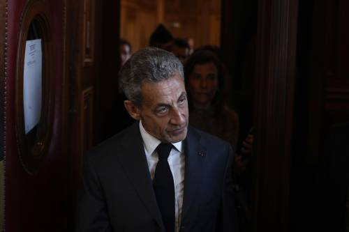 Lo schiaffo a Sarkozy. Condannato a tre anni: "Ma uno ai domiciliari"
